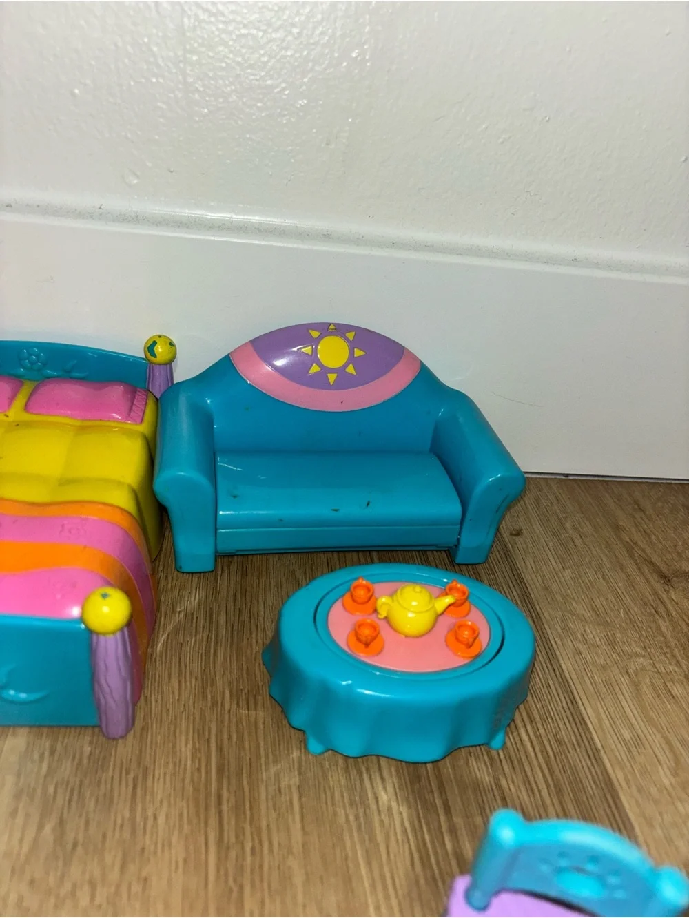 Vintage Mattel 2003 Dora the Explorer pop-up house. Dolls and accessories!